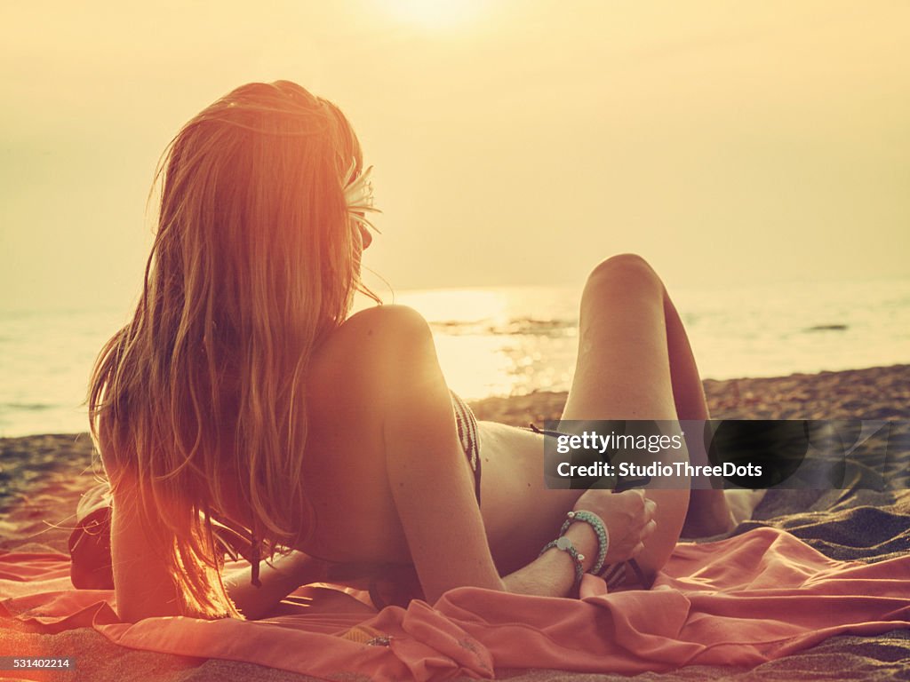 Mujer relajante en la playa