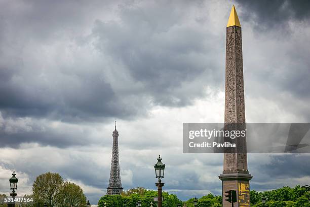 ägyptische obelisk von luxor und eiffelturm, paris, frankreich - mitteleuropa stock-fotos und bilder