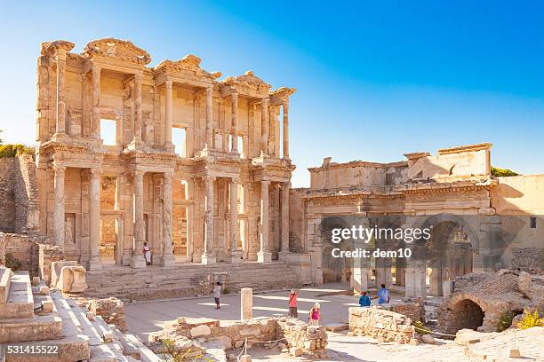 ephesos mit der celsus-bibliothek - izmir stock-fotos und bilder