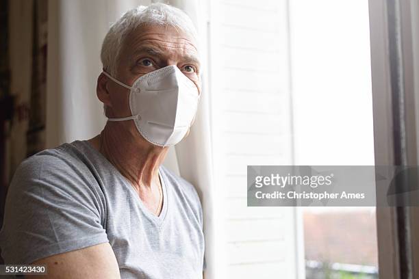 senior homme portant masque de filtre à air - air pollution photos et images de collection
