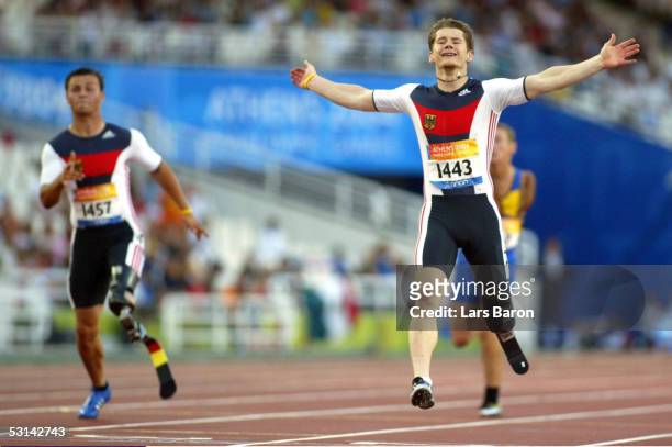 Behindertensport / Leichtathletik / Maenner : Paralympics 2004 , Athen , 25.09.04 , 200m Finale Wojtek CZYZ / GER / Gold laeuft jubelnd durch das...