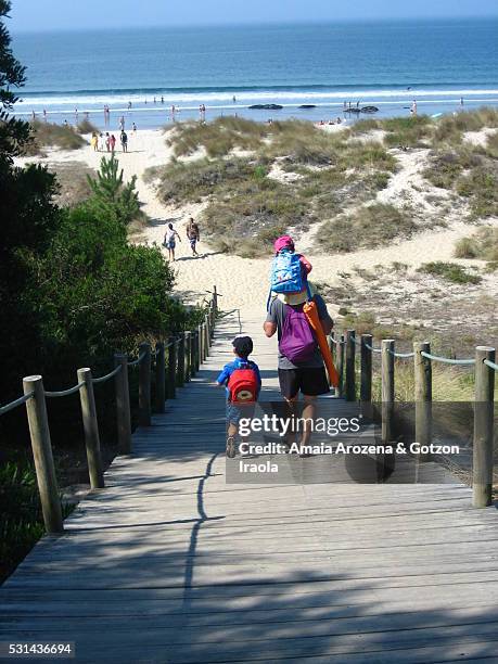 father with his two sons going to the beach - viana do castelo stockfoto's en -beelden