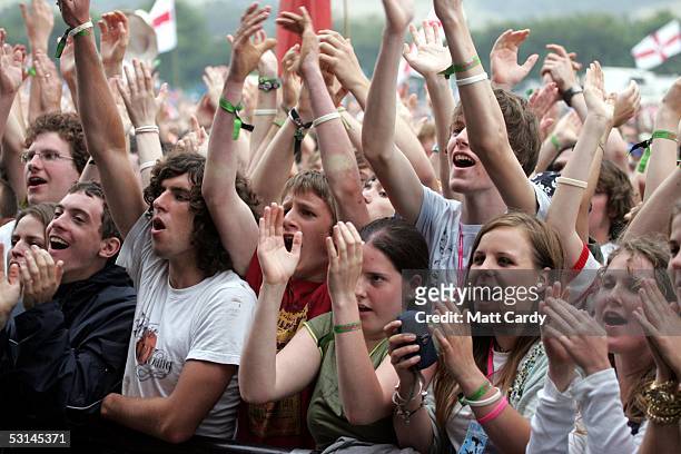 Babyshambles fans cheer the band on the first day of the Glastonbury Music Festival 2005 at Worthy Farm, Pilton on June 24, 2005 in Somerset,...