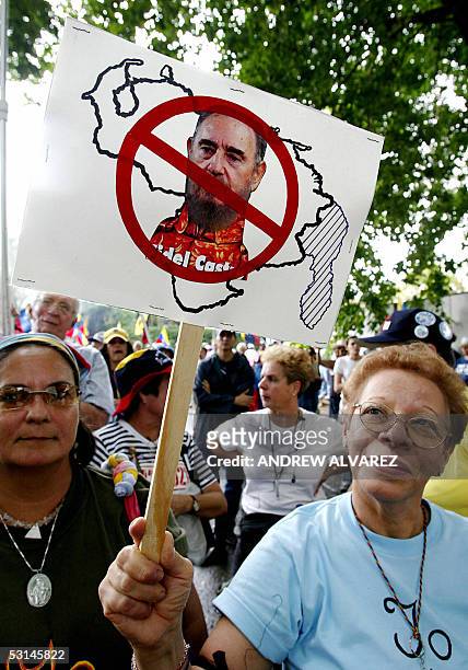 Mujeres protestan contra de la proxima visita del presidente cubano Fidel Castro a Venezuela, cerca de la embajada de Cuba en Caracas, el 24 de junio...