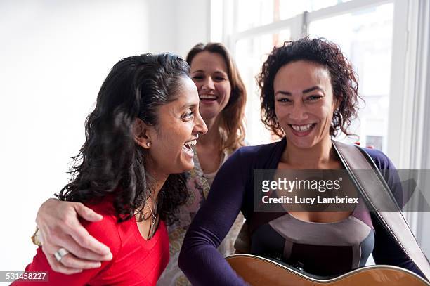three women making music and laughing - indian music 個照片及圖片檔