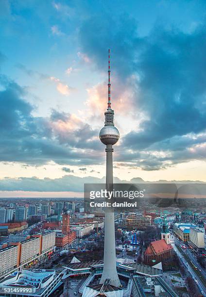 fernsehturm berlin tv tower - berlin fernsehturm stock-fotos und bilder