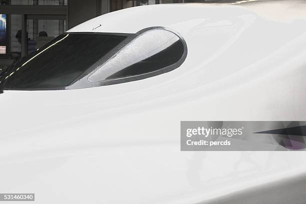 nahaufnahme ansicht der hochgeschwindigkeitszug cockpit, japan - hohe aufnahmegeschwindigkeit stock-fotos und bilder