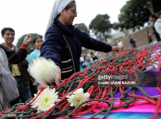 Una religiosa coloca un "quipu" en una mesa como parte de la confeccion el "Gran Quipu de la Memoria" o "El Gran Nudo de la Memoria" en un parque de...