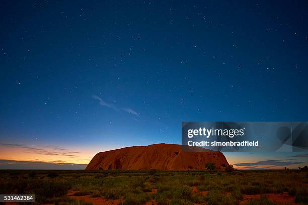 die sterne über uluru - uluru stock-fotos und bilder