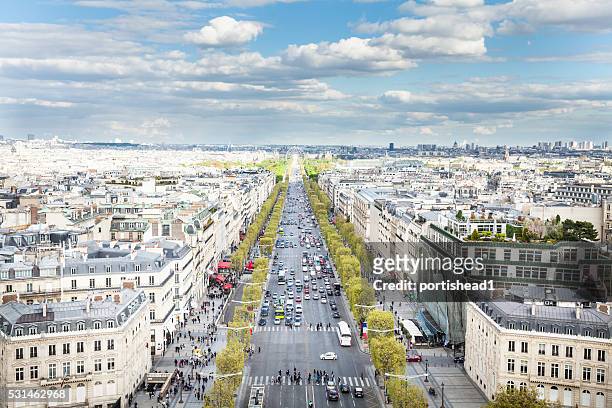 champs-elysées avenue, gesehen von der spitze des arc de triomphe - arc de triomphe aerial view stock-fotos und bilder