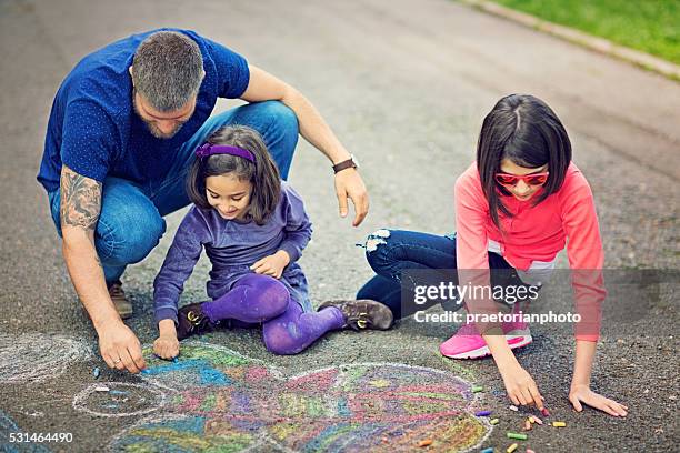 niñez - chalk art equipment fotografías e imágenes de stock