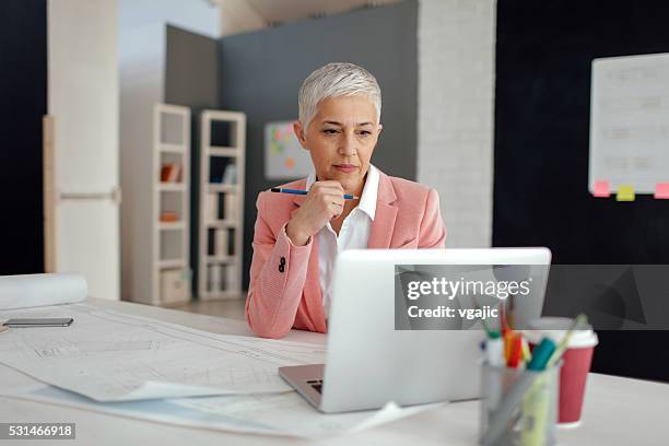 ältere geschäftsfrau in ihrem büro. - study older man stock-fotos und bilder