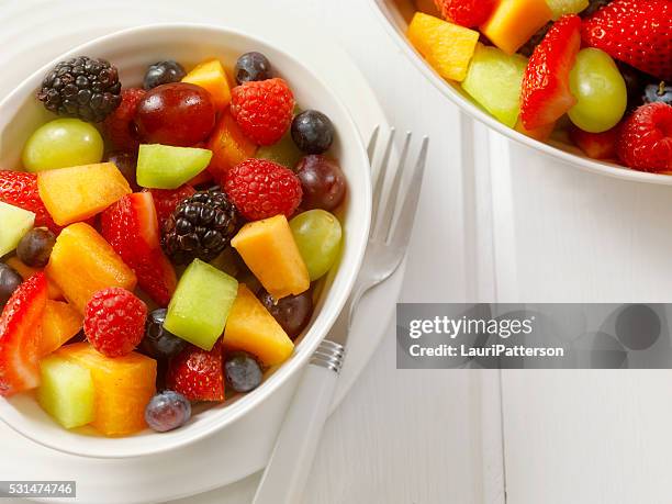 fruit salad - fruitschaal stockfoto's en -beelden