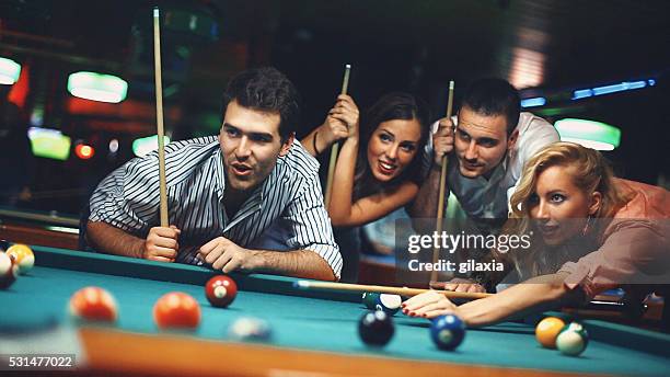 menschen schießen pool. - poolbillard billard stock-fotos und bilder