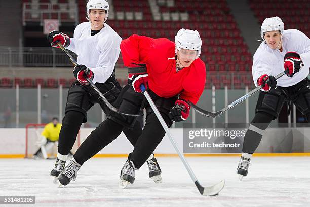 giocatori di hockey su ghiaccio in azione - difensore hockey su ghiaccio foto e immagini stock