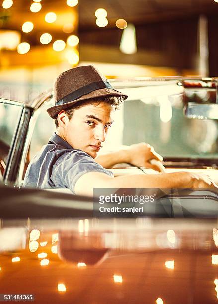 junger mann im auto - car horn stock-fotos und bilder