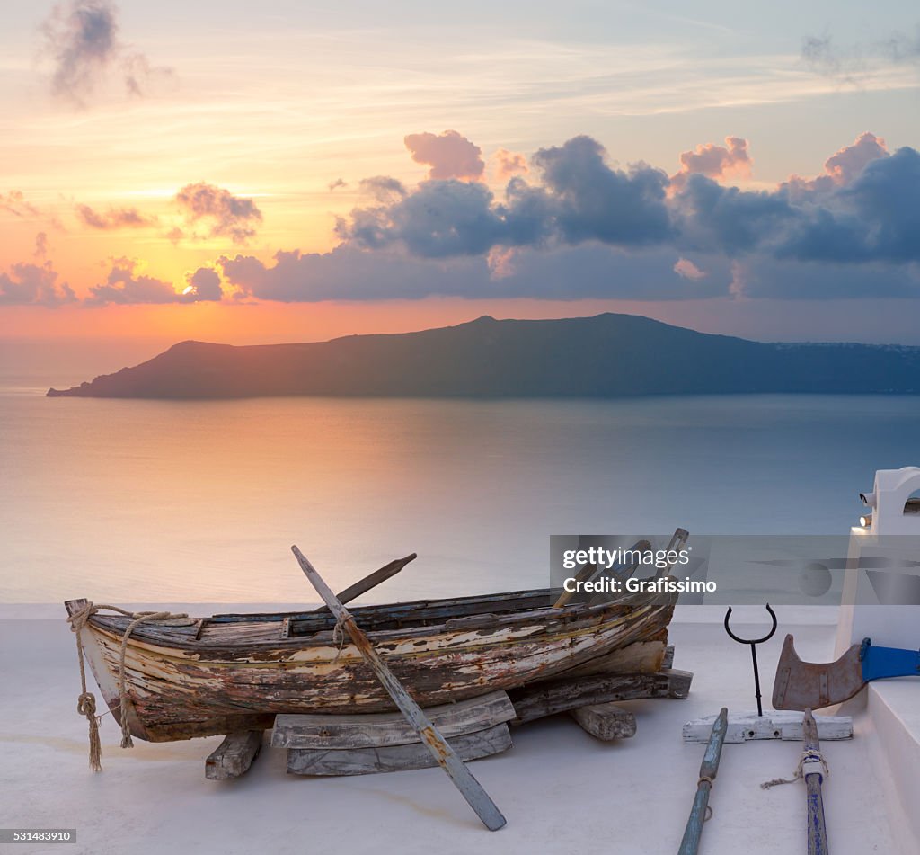 Puesta de la antigua embarcación de Santorini en Oia en Grecia