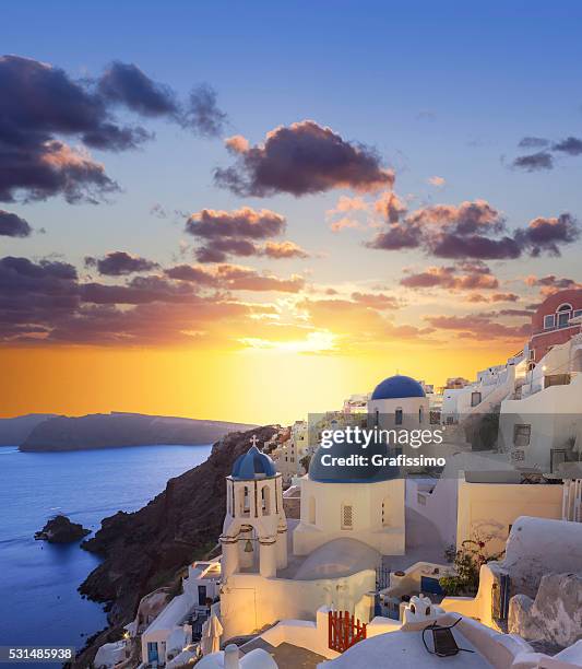 santorini sonnenuntergang im dorf oia auf griechenland - oia santorin stock-fotos und bilder