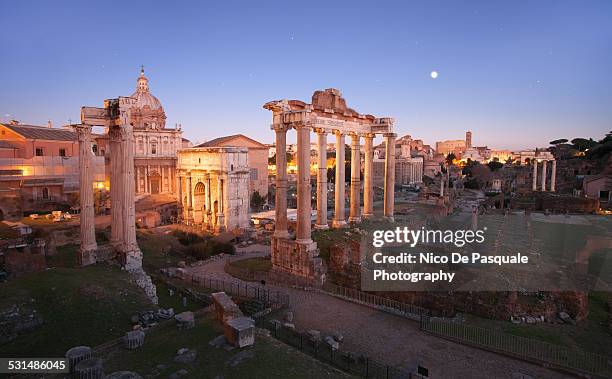 imperial fora at sunset - foro romano foto e immagini stock