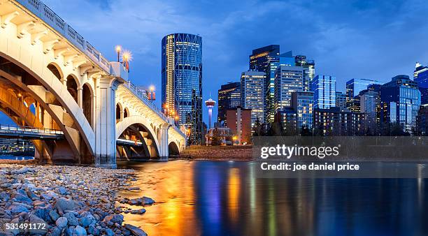 centre street bridge, bow river, calgary, alberta, canada - alberta foto e immagini stock