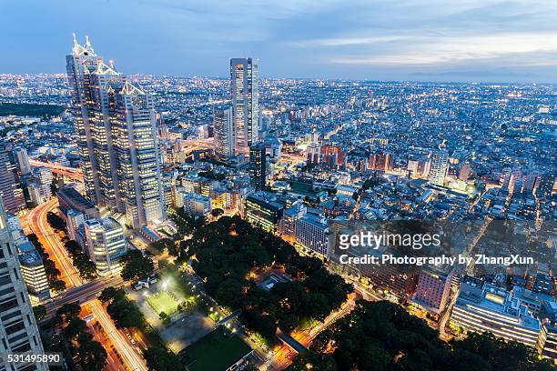 tokyo shinjuku area twilight aerial view, japan. - nishi shinjuku stockfoto's en -beelden