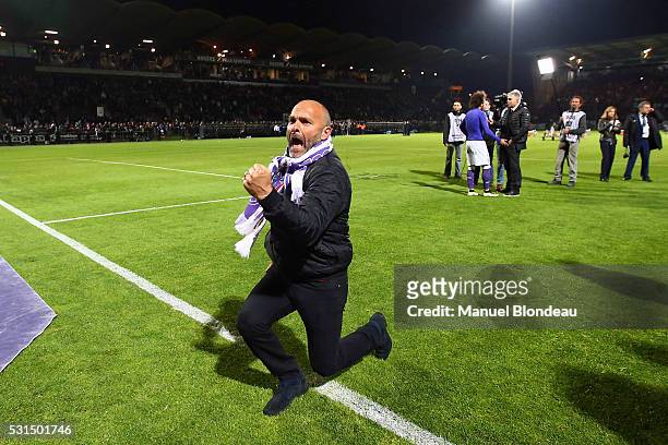 Head Coach Pascal Dupraz of Toulouse celebrates after the football french Ligue 1 match between Angers SCO and Toulouse FC on May 14, 2016 in Angers,...