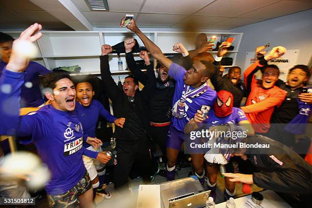Players of Toulouse celebrate after the football french Ligue 1 match between Angers SCO and Toulouse FC on May 14, 2016 in Angers, France.