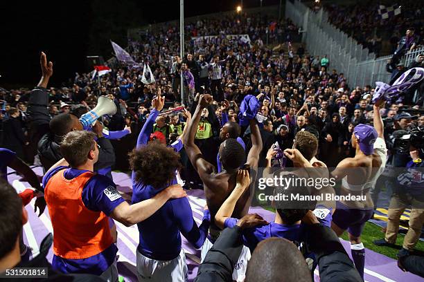 Players of Toulouse celebrate with the supporters after the football french Ligue 1 match between Angers SCO and Toulouse FC on May 14, 2016 in...