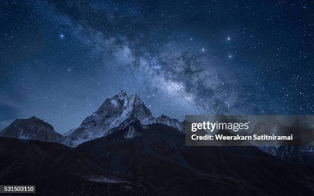 milky way over ama dablam, sagarmatha np, nepal - sagarmatha national park stockfoto's en -beelden