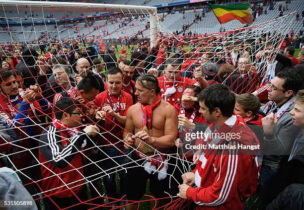 Bayern Muenchen supporters attempt to tear apart the goal net in celebration of the Buldesliga champions after the Bundesliga match between FC Bayern...