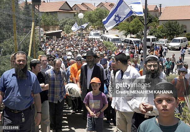 Israeli settlers carry the body of Avichai Levi during his funeral in the southern West Bank Settlement of Beit Hagay 26 June 2005. Avichai was...