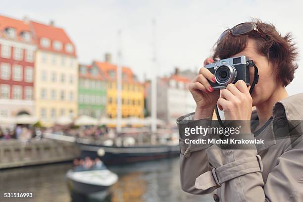 tourist taking photos in nyhavn, copenhagen. - mirrorless camera bildbanksfoton och bilder
