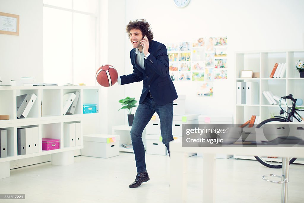 Homme d'affaires avec de basket-ball au bureau.