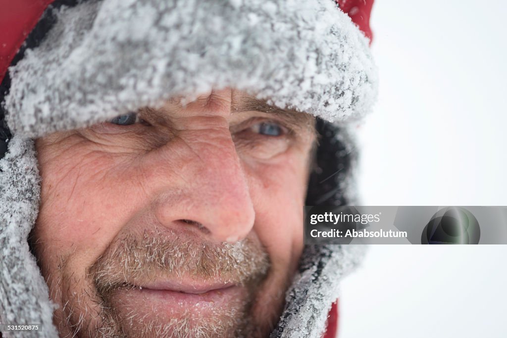 Porträt eines lächelnden Mauntain alter Mann, schneit, Julianische Alpen, Europa