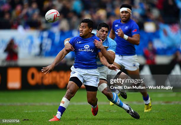 Samoa Toloa of Samoa is tackled by Axel Muller Aranda of Argentina during the Cup Semi Final match between Samoa and Argentina on day three of the...