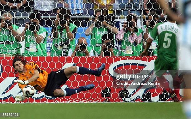 Argentinian goalkeeper German Lux saves the fifth penalty shot of Ricardo Osorio of Mexico during the FIFA Confederations Cup 2005 Semi Final match...