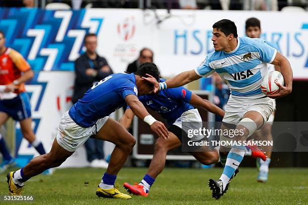 Argentina's Axel Muller runs with the ball during the HSBC Paris Sevens Series semi-final rugby match between Argentina and Samoa at the Stade Jean...