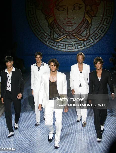Versace Spring Collection 2005 29 Milan Fashion Week Versace Spring Summer 2005 Stock Photos, High-Res ...