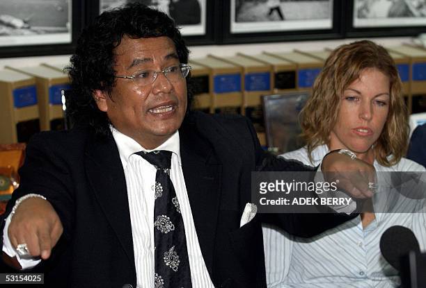 Indonesian lawyer Hotman Paris Hutapea gestures next by Schapelle Corby's elder sister Mercedes during a press conference in Jakarta, 27 June 2005....