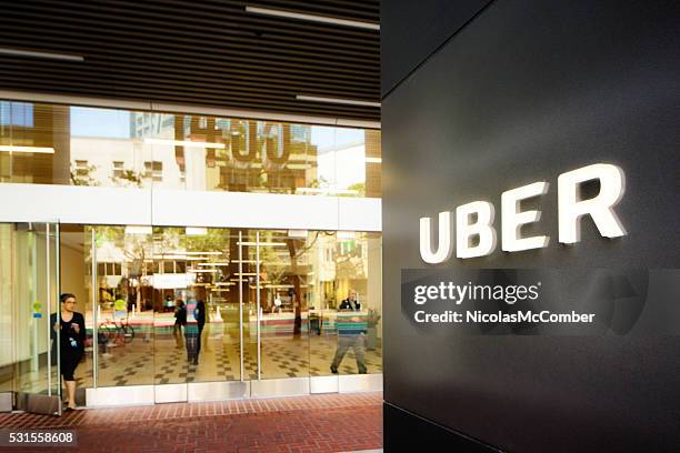 uber sièges de l'entrée de l'hôtel de san francisco avec des panneaux - uber marque déposée photos et images de collection