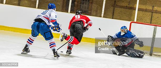 jugadores en acción de hockey sobre hielo - jugador de hockey fotografías e imágenes de stock