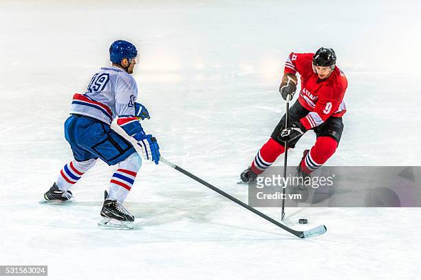 giocatori di hockey su ghiaccio - hockey su ghiaccio foto e immagini stock