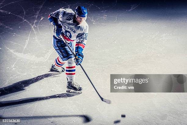 giocatore di hockey sul ghiaccio - ice hockey rink foto e immagini stock