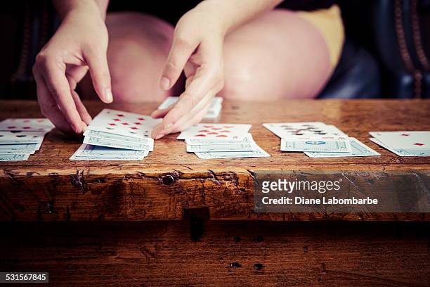 woman relaxing and playing solitaire - patience stockfoto's en -beelden