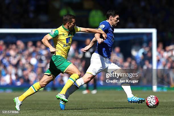 Gareth Barry of Everton and Gary O'Neil of Norwich City compete for the ball during the Barclays Premier League match between Everton and Norwich...