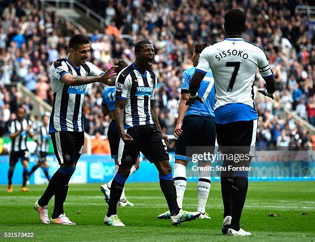 Georginio Wijnaldum of Newcastle United celebrates scoring his team's first goal with his team mates Aleksandar Mitrovic and Moussa Sissoko during...
