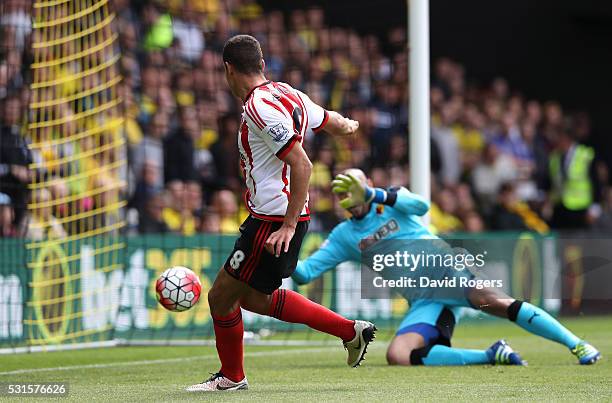 Jack Rodwell of Sunderland scores his team's first goal during the Barclays Premier League match between Watford and Sunderland at Vicarage Road on...