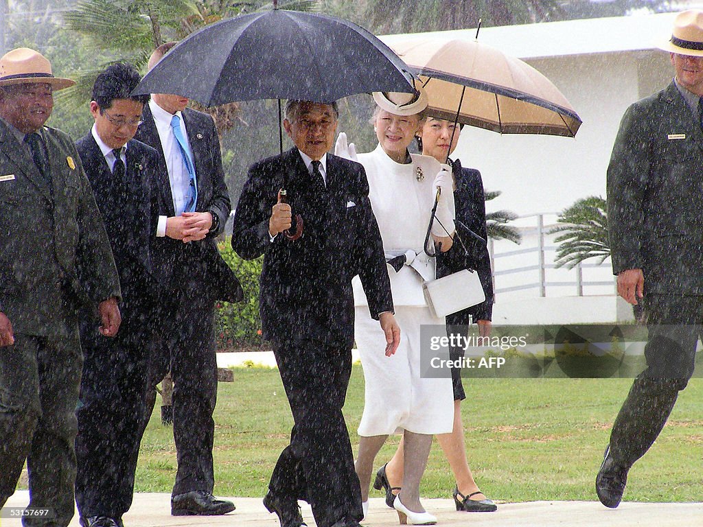 Japanese Emperor Akihito (R) and Empress