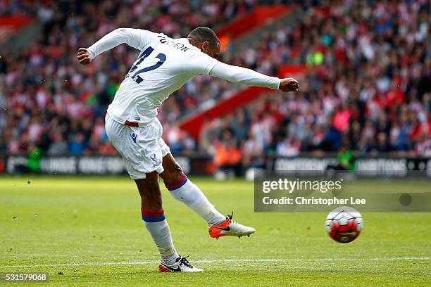 Jason Puncheon of Crystal Palace scores his team's first goal during the Barclays Premier League match between Southampton and Crystal Palace at St...