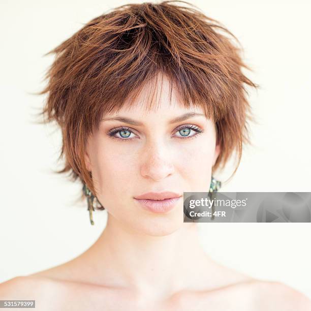 natural bonito retrato, mulher de cabelo vermelho - cabelo-curto-estilo-de-cabelo imagens e fotografias de stock